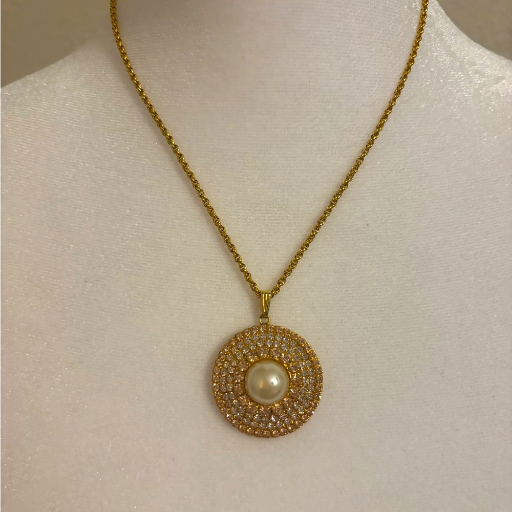 Elegant Gold Pendant Necklace